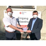 Im Bild: Alexander Schwägerl (Kreisgeschäftsführer BRK Kreisverband Oberallgäu) und Maurizio Kaiser (MAHA Maschinenbau Haldenwang)