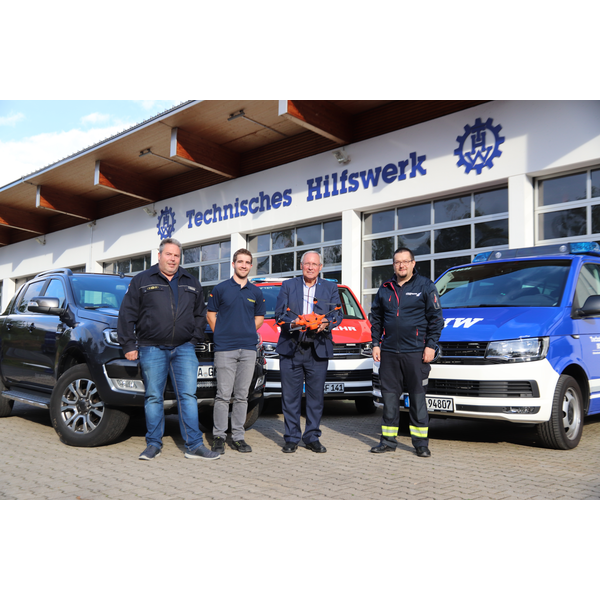 Im Bild v.l.n.r. Robert Denz (Ortsbeauftragter THW Sonthofen), Felix Fleischer (Vorstandsmitglied THW Förderverein OV Sonthofen), Herr Anton Klotz (Stiftungsratsvorsitzender der gemeinnützigen Familie Rauch-Stiftung von MAHA) und Markus Adler (Freiwillige Feuerwehr Sonthofen – 1. Kommandant) | © THW Sonthofen